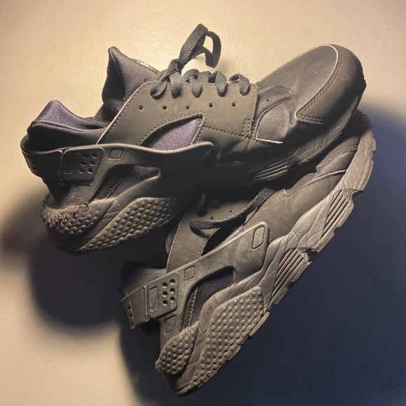 nike huarache triple black